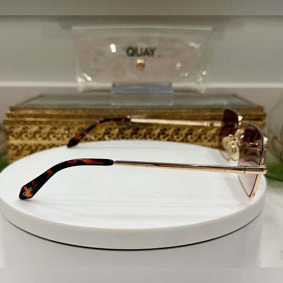 Quay - TTYL - Sleek Gold-Toned Square Sunglasses & Soft Snap-Close Case - VGUC - Picture 3 of 17